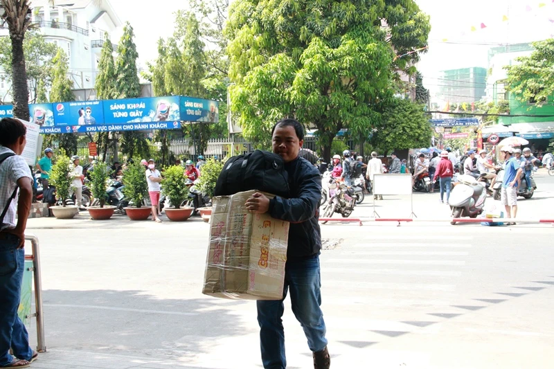 Người ở Sài Gòn tay xách nách mang về quê ăn Tết ảnh 8